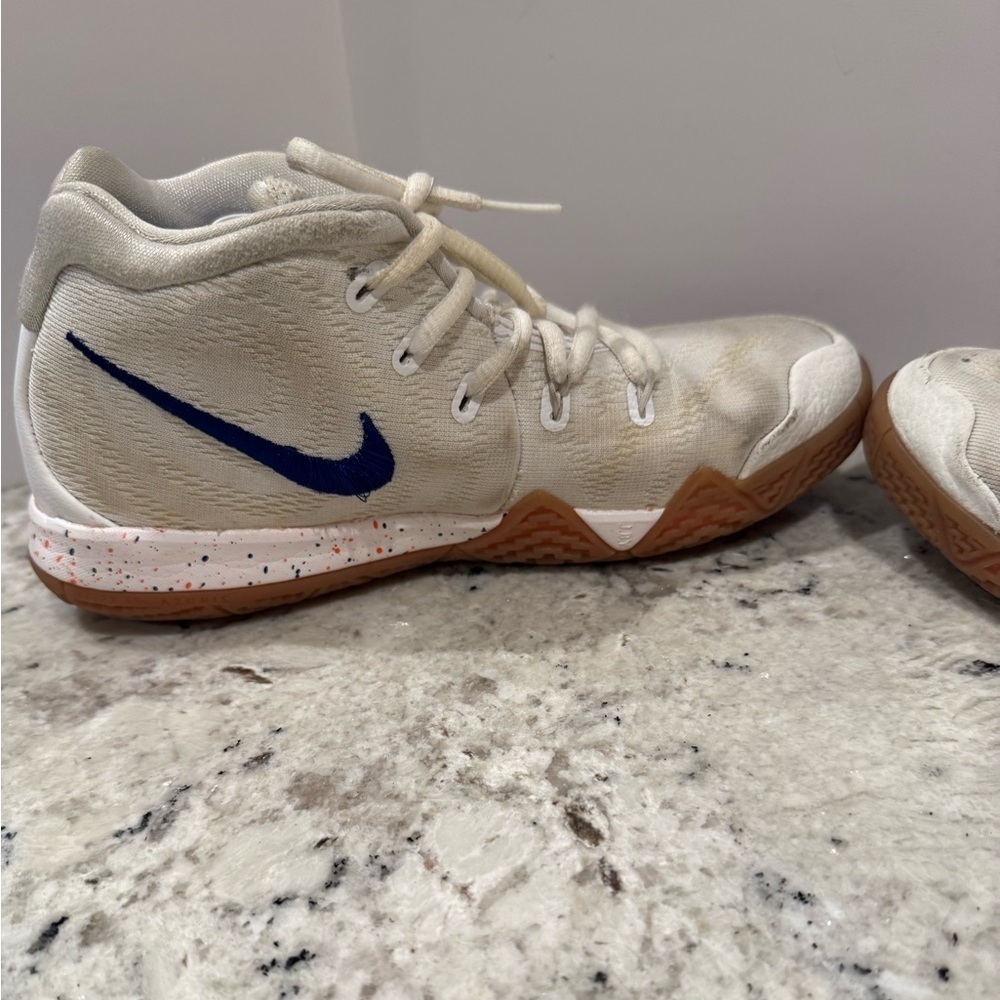Nike Kids' Youth Kyrie 4 Basketball Shoes, Size: 3 - Picture 2 of 7